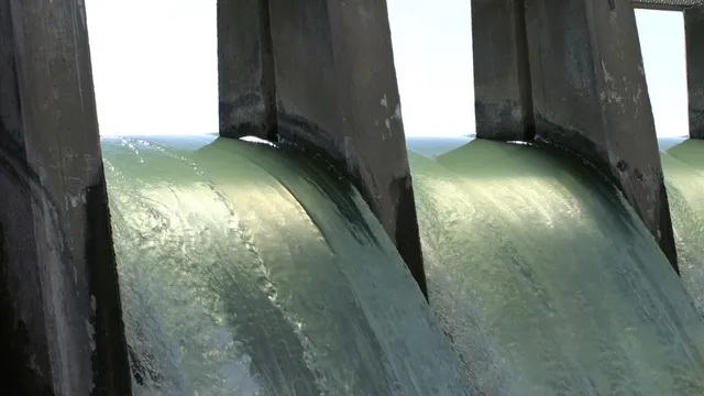 pune-heavy-rain-raises-flood-concerns-as-khadakwasla-dam-overflows-riverside-residents-alerted